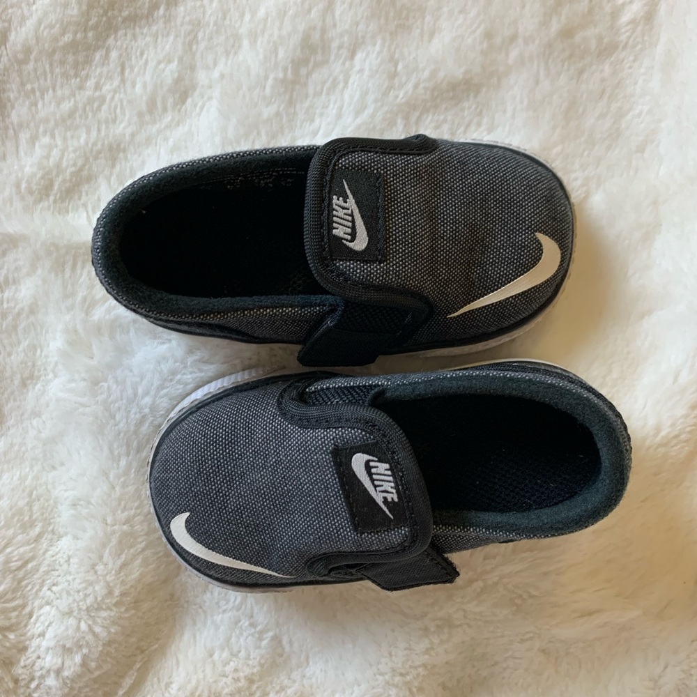 Nike toddler/baby size 4 slip on slide sneaker